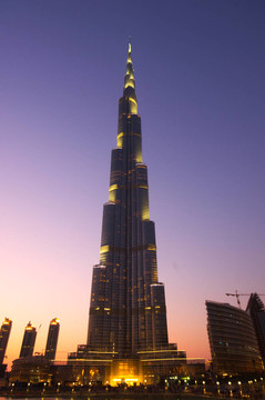 Burj Khalifa是世界上最高的建筑，超過(guò)800米的日落黃燈亮