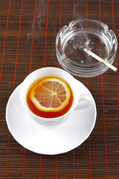 茶杯、煙灰缸和香煙