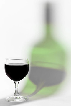紅酒杯和酒瓶反射