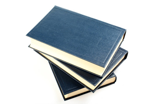三歲的書籍，泛黃的書頁孤立在白色背景。
