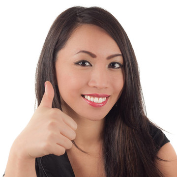 年輕迷人的亞洲女子豎起大拇指標志