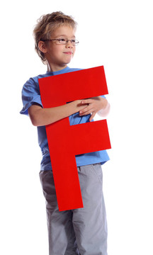字母F的男孩