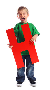 字母H的男孩