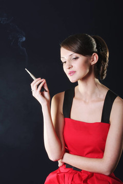穿紅衣服的年輕女人