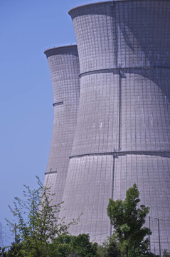 兩座核電站冷卻塔的特寫圖