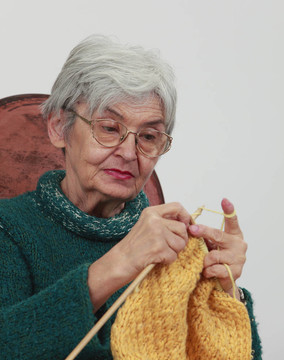 老婦人編織