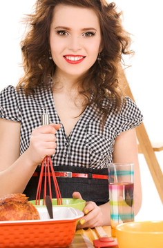 年輕漂亮的女人在廚房里