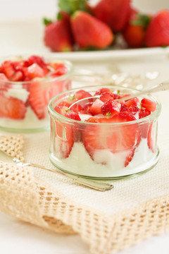 白酸奶和草莓