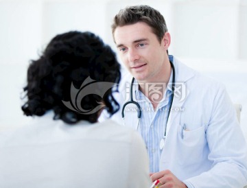 男性医生诊断