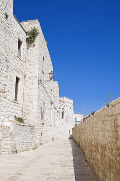 在舊城區(qū)的小巷Giovinazzo。Apulia。