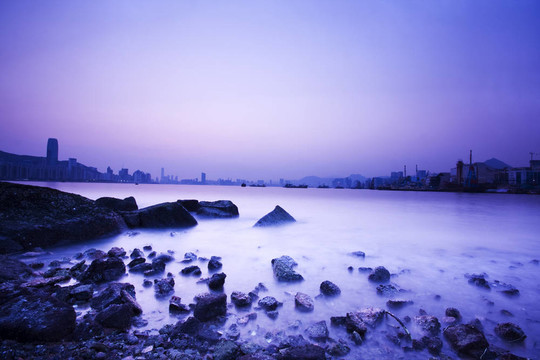 它是巖石海岸的風(fēng)景和美麗的云。它是巖石海岸的風(fēng)景和美麗的云。