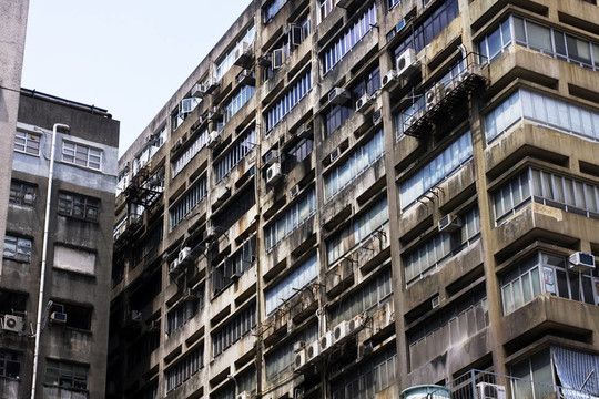 這是一堆廢棄的工業(yè)建筑
