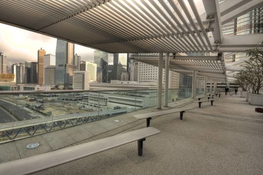 城市現代建筑中的公園里的椅子