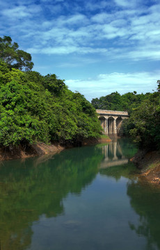 湖上石橋