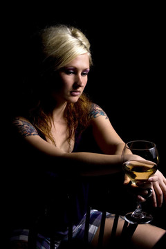 接近一個(gè)女人與葡萄酒