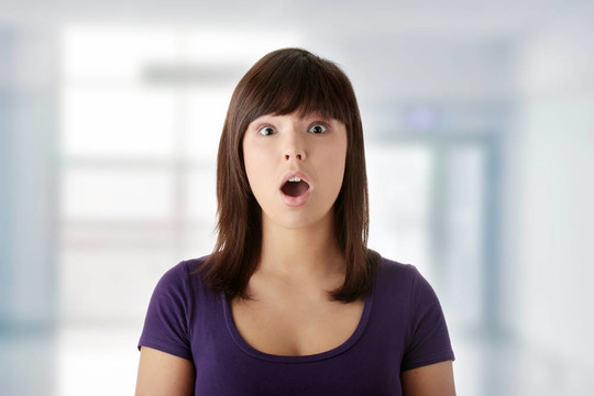 震驚的年輕漂亮女人
