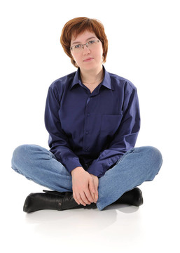 戴眼鏡的嚴(yán)肅女人。