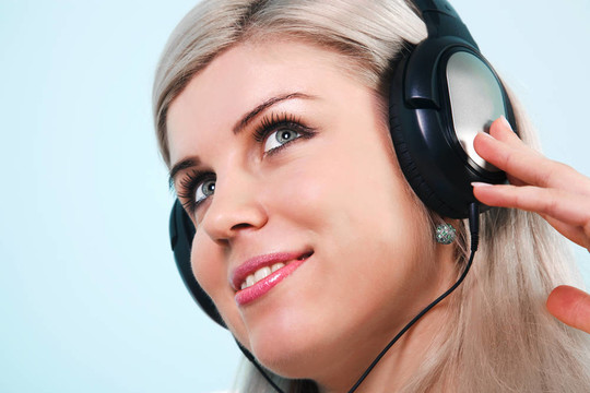 女人戴耳機聽音樂