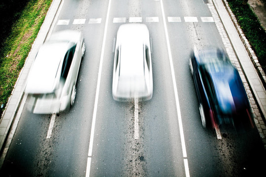 在運動模糊的汽車在街上弗羅茨瓦夫與歐洲最大的交通堵塞的城市