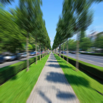 騎自行車的空巷子