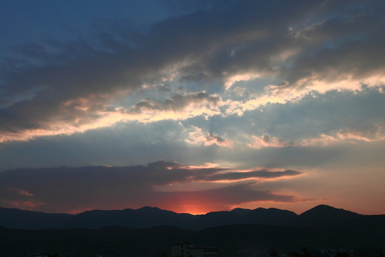 夕陽(yáng)彩云