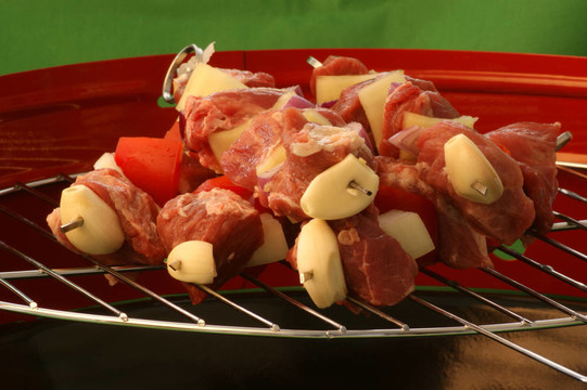 一些家庭在燒烤的羊肉串