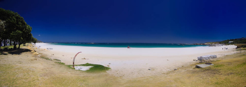 開(kāi)普敦海灣海灘全景。南非