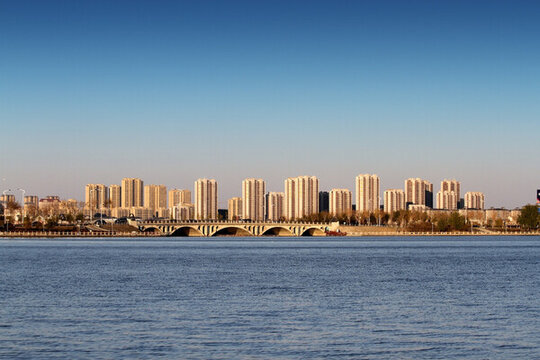 大慶都市風(fēng)光 黎明湖 樓房 湖