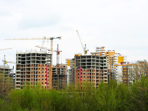 建筑工地與起重機和建筑的概念