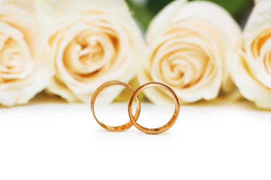 白色的玫瑰和結(jié)婚戒指