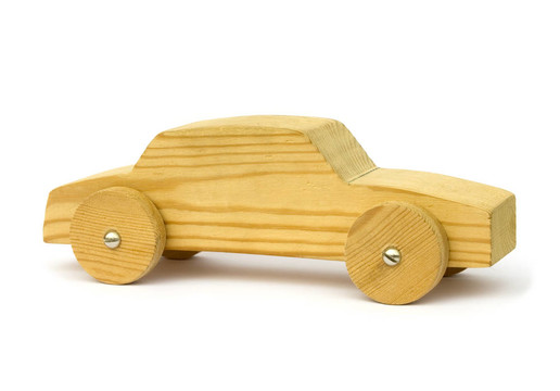 白色背景的老式木制自制玩具車