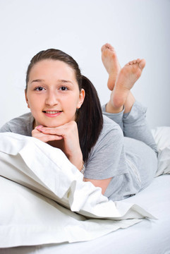 幸福女子赤腳躺床