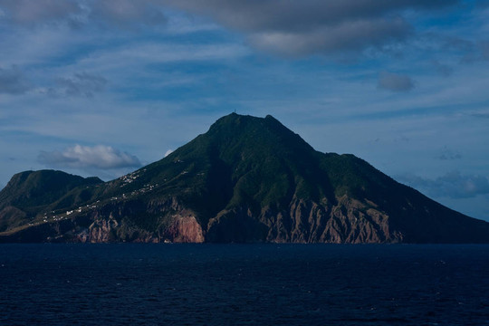 深藍(lán)海洋中的綠島