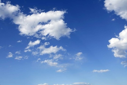 晴朗的天空上藍天白云