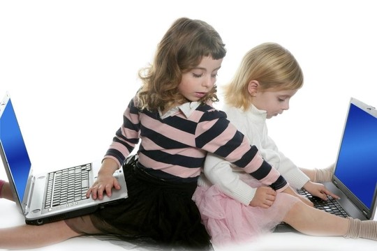 兩個(gè)小女孩妹妹電腦筆記本電腦