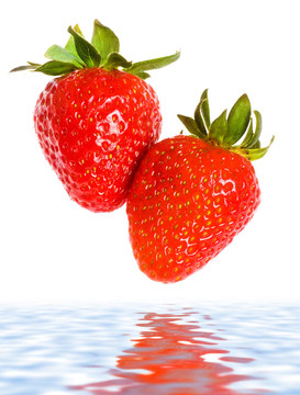 新鲜成熟的草莓落入水中