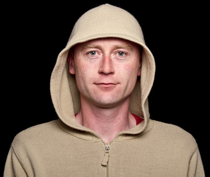 在一個連帽衫時髦衣服的男性黑人