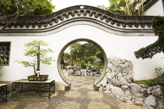有樹和植物的寬中國(guó)式花園