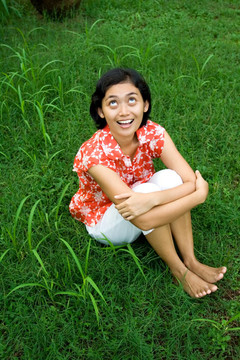 年輕女人喜歡大自然