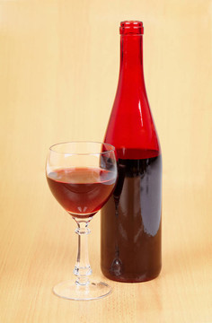 一瓶紅酒和全玻璃