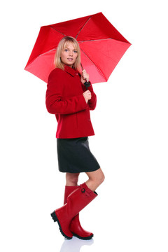穿紅色上衣的婦女；靴子和雨傘