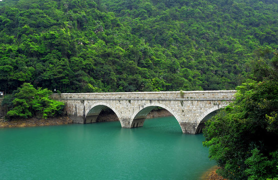 湖上石橋