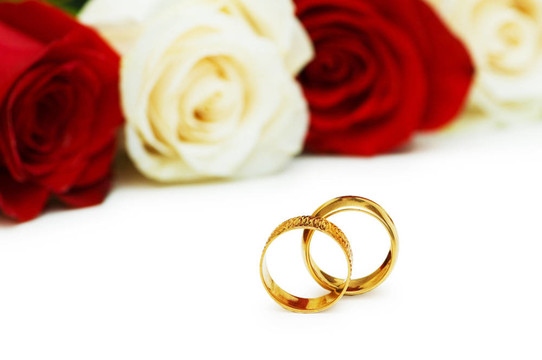白色的玫瑰和結婚戒指