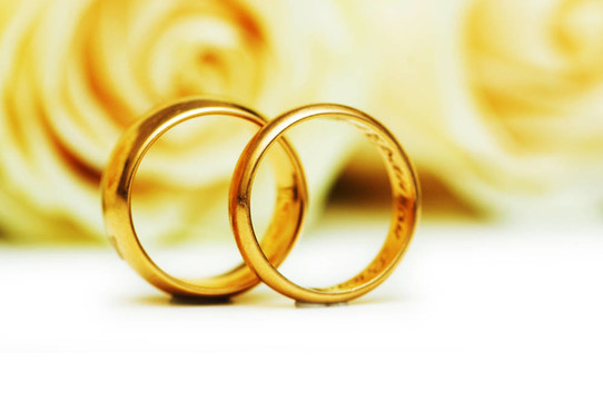 白色的玫瑰和結(jié)婚戒指