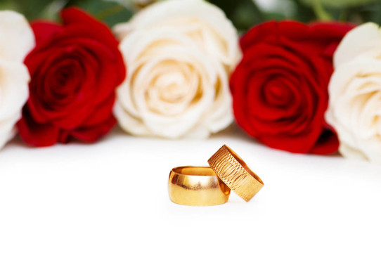 白色的玫瑰和結(jié)婚戒指