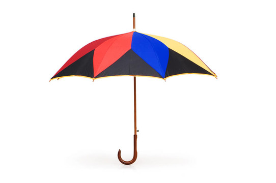白色背景上的彩色雨傘