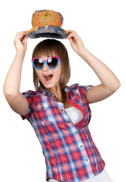 美麗的女孩微笑sunglasseses和顏色的帽子