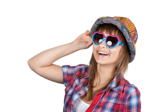 美麗的女孩微笑sunglasseses和顏色的帽子