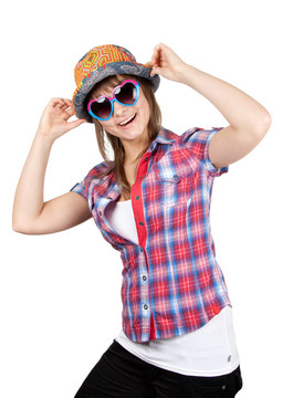 美麗的女孩微笑sunglasseses和顏色的帽子