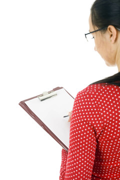 深色頭發(fā)女人在眼鏡上寫字寫字板